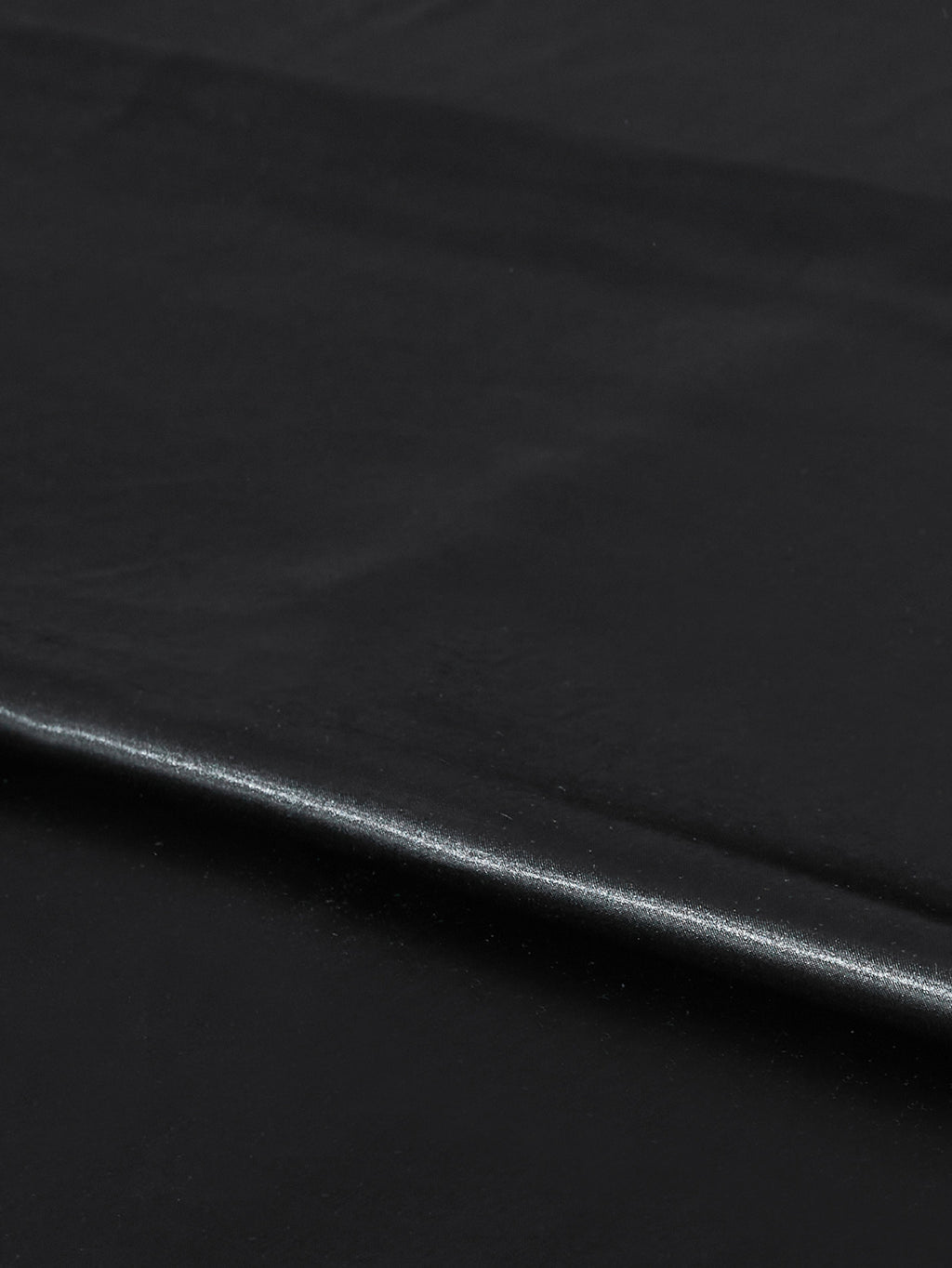This 4pcs Satin Bed Sheet Set Includes One Fitted Sheet, One Flat Sheet, And Two Pillowcases Without Inserts. The Solid Color Showcases a Simple And Elegant Design That Never Goes Out of Style. Made from Polyester, The Fabric